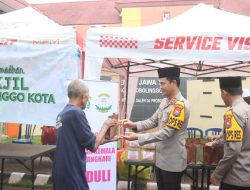 Polres Probolinggo Kota Bagikan 400 Takjil di Depan Mako dan Alun-Alun