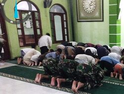TNI dan Masyarakat Sukamaju Gelar Tarawih Bersama di Tengah Program TMMD