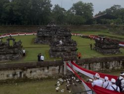 Kirab Merah Putih Kelilingi Candi Kedulan, Berlangsung Khidmat dan Lancar