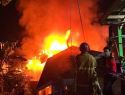 Si Jago Merah Mengamuk! Dua Rumah dan Sepeda Motor di Gang Mawar Muara Teweh Ludes