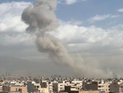 Trump Siapkan Kekuatan Penuh Serang Iran, Beri Peringatan ke Warga AS