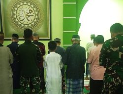 Humanis, Satgas TMMD Depok Berbaur dengan Warga di Masjid Baitul Rahim