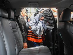 Usai Diperiksa KPK, Bupati Pekalongan Fadia Arafiq Digelandang ke Mobil Tahanan