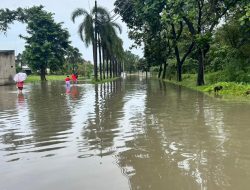 Warga Alam Raya Tetap Tangguh Hadapi Banjir Usai Hujan Semalaman