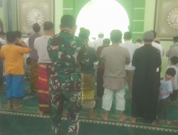 Satgas TMMD dan Warga Sukamaju Khusyuk Tarawih di Masjid Baitul Rahim
