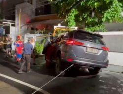 Belajar Nyetir Berujung Petaka, Mobil Terperosok ke Got di Jakarta Timur