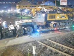 Truk Trailer Tersangkut di Perlintasan Kaligawe Semarang, 10 Perjalanan Kereta Api Terganggu