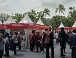 Warga Serbu Bazar Ramadan di Balai Kota Jakarta, Borong Mukena Hingga Sembako Murah