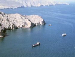 Neraka Hormuz: Hanya 5 Kapal Nekat Melintas di Bawah Ancaman Rudal