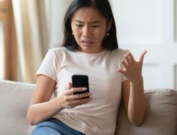 Sering Sakit Kepala Karena Terlalu Lama Menatap Layar? Ini Penjelasan Ahli
