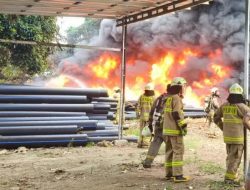 Tumpukan Pipa Terbakar di Jakarta Timur, Puluhan Petugas Dikerahkan Jinakkan Api
