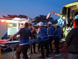 Bus Tabrak Truk di Tol Ngawi, Sopir Tewas dan Puluhan Penumpang Luka-luka