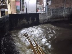 Air Kali Lebak Sawah Naik, Luapan Rendam Permukiman Warga Cijantung