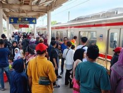 Lonjakan Penumpang KRL Warnai Libur Lebaran, Masyarakat Manfaatkan untuk Silaturahmi dan Rekreasi