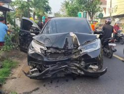 Mobil Tabrak Teras Rumah dan Tiang Listrik di Bangkalan, 4 Orang Luka-Luka