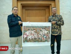 Fadli Zon Napak Tilas Dua Situs Sejarah di Pacitan, Bupati Serahkan Wayang Beber