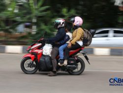 Pemudik Nekat Balik ke DKI Naik Motor, Berboncengan Tiga dan Bawa Oleh‑oleh