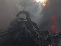 Kebakaran Pabrik Terpal di Gunung Putri, Damkar Hadapi Tantangan Bahan Kimia