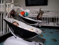 17 Tahun Penantian Bayi Pertama Lahir, Satu Desa Sampai Gelar Spanduk