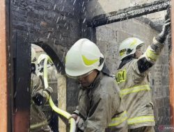 50 Personel Gulkarmat Padamkan Kebakaran Dua Rumah di Cakung