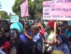 Puluhan Warga Jombang Protes Pengadaan Seragam Dewan Rp500 Juta