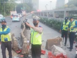 Minibus Tabrak Separator di Gatot Subroto Arah Slipi, Lalin Sempat Macet