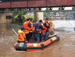 Walkot Jaktim Turun Langsung Jaring Ikan Sapu-sapu di Ciliwung dengan Perahu Karet