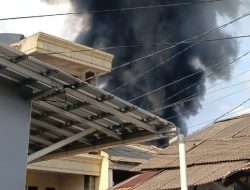Lapak Pedagang di Jagakarsa Terbakar, 7 Unit Damkar Dikerahkan Padamkan Api