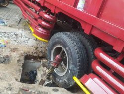Truk Kejeblos Got di Pondok Cabe, Lalin Macet Parah Saat Jam Kerja