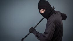 Bobol Dinding Bengkel Pakai Palu, Maling di Depok Dipergoki Warga