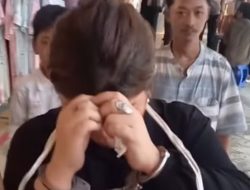 Wanita Nyopet di Tanah Abang Viral, Diarak Massa hingga Pakai Tulisan “Saya Copet”