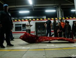Evakuasi Dramatis di Bekasi Timur: Wanita Selamat dari Reruntuhan Gerbong KRL