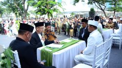 Dua Pasang Pengantin Menikah pada Momen CFD di Medan