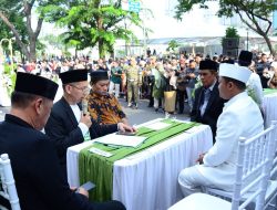 Dua Pasang Pengantin Menikah pada Momen CFD di Medan