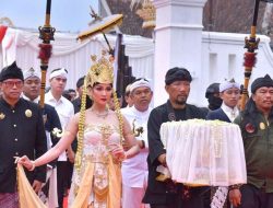 KDM Antar Mahkota Binokasih Kembali ke Museum Prabu Gesan Ulun