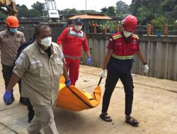 Jenazah Korban Hanyut di TB Simatupang Dievakuasi