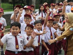 Hujan Tak Surutkan Antusiasme Warga Sambut Presiden Prabowo di Bandung