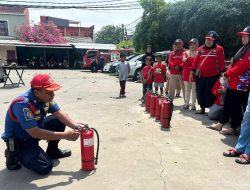 Warga Kampung Pramuka Dilatih Tangani Kebakaran