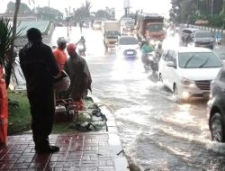 Drainase Tersumbat Sampah, Jalan di Sentul Bogor Terendam Banjir