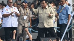 Joget hingga Lepas Kemeja, Momen Prabowo di Hari Buruh 2026 Curi Perhatian