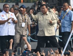 Joget hingga Lepas Kemeja, Momen Prabowo di Hari Buruh 2026 Curi Perhatian