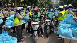 Jumat Peduli, Polda Metro Jaya Bagikan 350 Paket Sembako untuk Ojol