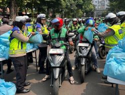 Jumat Peduli, Polda Metro Jaya Bagikan 350 Paket Sembako untuk Ojol