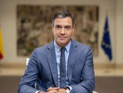 Pedro Sanchez Bela Lamine Yamal Usai Kibarkan Bendera Palestina Saat Parade Juara Barcelona