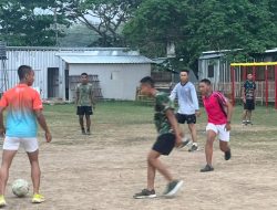 Hangatnya Kebersamaan di Sisa Waktu 3 Hari Satgas TMMD 128 Bersama Anak-Anak Desa Godo,Bermain Sepak Bola