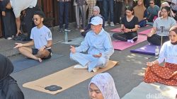 Cerita di Balik Jokowi Ikut Yoga Bareng Warga di Depan Rumahnya