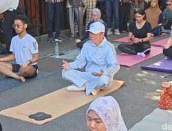 Cerita di Balik Jokowi Ikut Yoga Bareng Warga di Depan Rumahnya