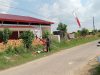 Persiapan Penutupan TMMD Reguler ke-128, Sertu Nursanto Pasang Umbul-Umbul di Lokasi Kegiatan