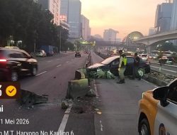 Hilang Kendali, Mobil Hantam Separator Busway di Jalan MT Haryono Arah Cawang