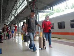 Dua Rangkaian Kereta Anjlok di Stasiun Pasar Senen, Sejumlah Perjalanan KA Terganggu